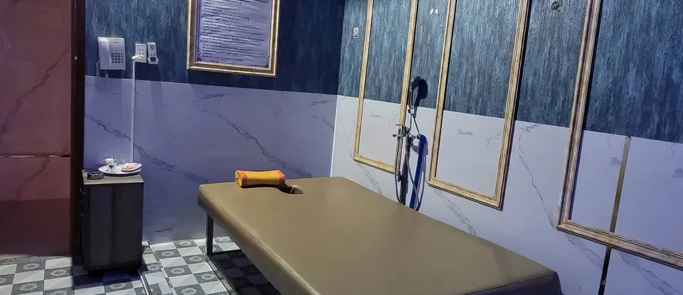 SPA的 按摩床與 浴缸