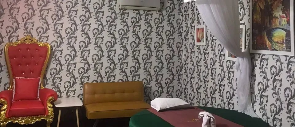 華麗的 椅子與 圓形 按摩床