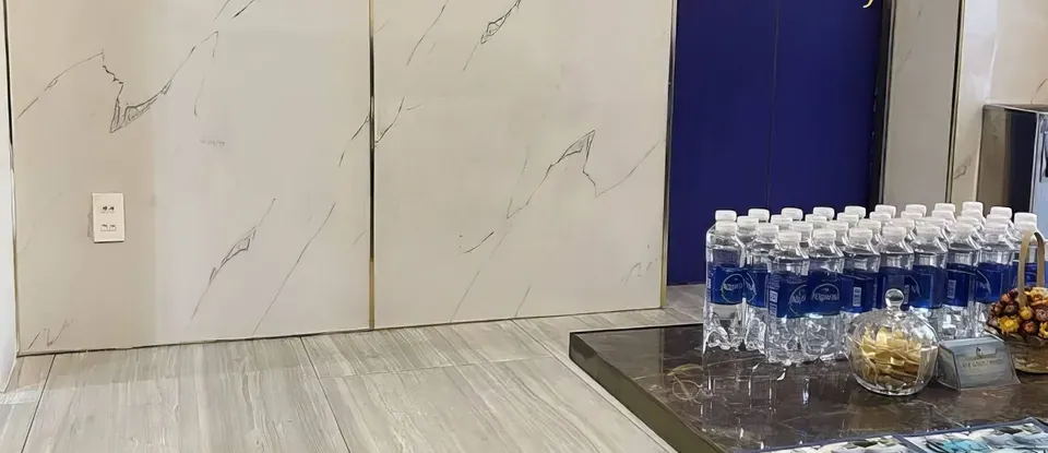 SPA 櫃檯 上方 瓶裝水與