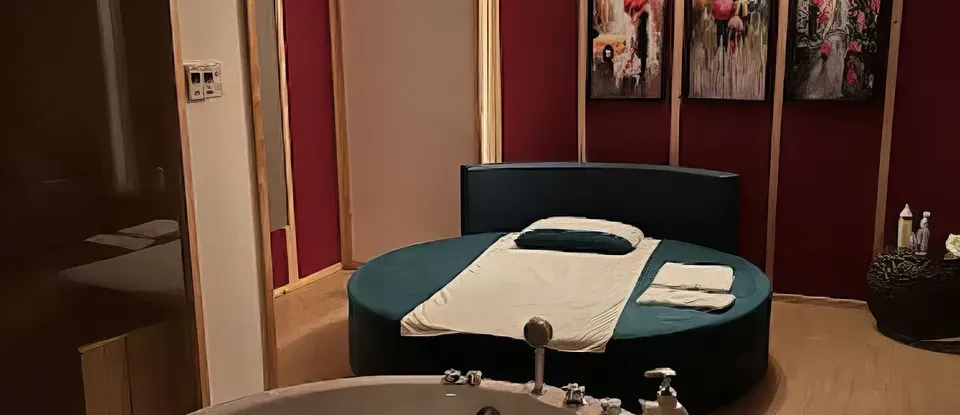 SPA 房的 圓形 床與 按摩浴缸