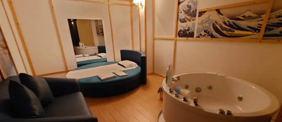 SPA 房 內部 床與 按摩浴缸