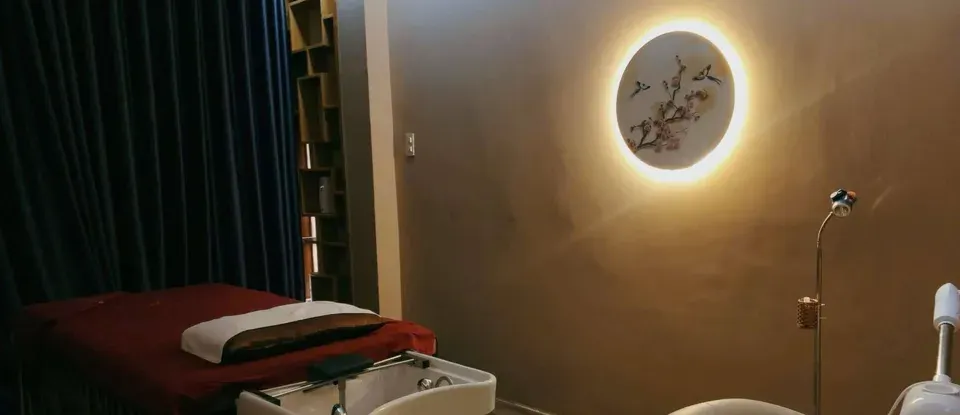 昏暗的 SPA 房的 按摩床