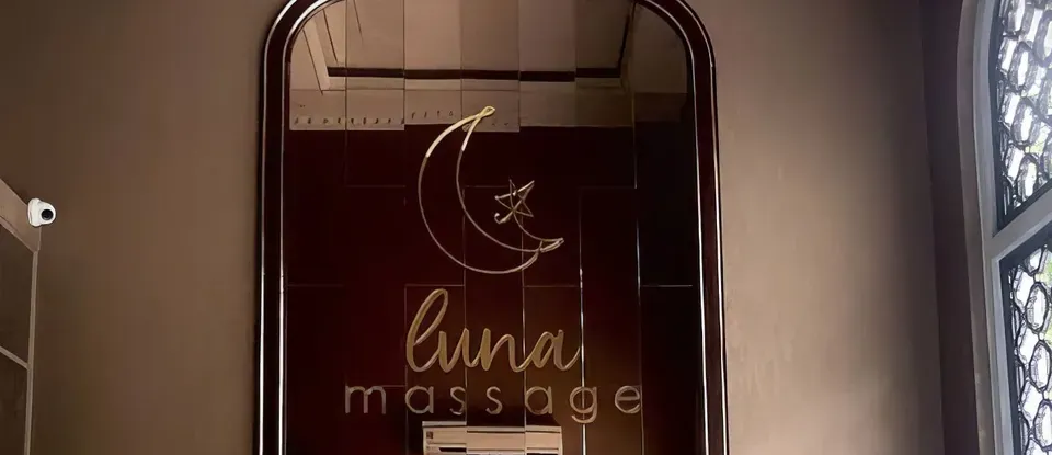 牆於 掛著的 金色 Luna 按摩 標誌