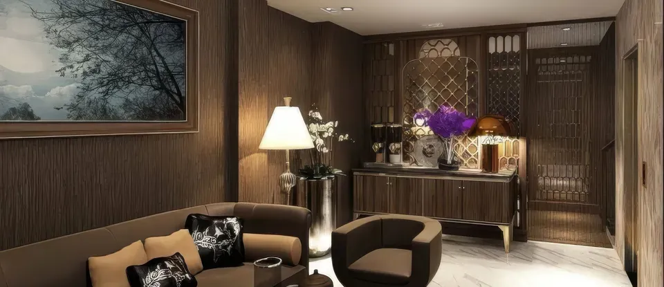 棕色 沙發與 設有畫作的 休息 Lounge