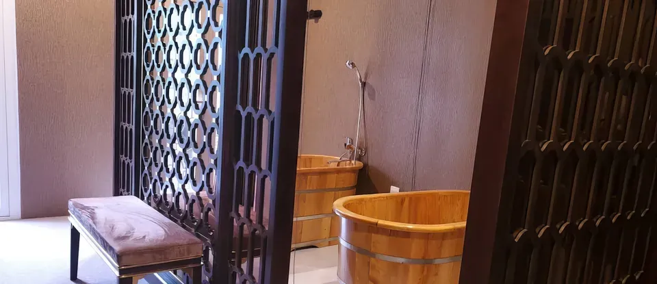 SPA 房於 木質 浴缸 兩個 個