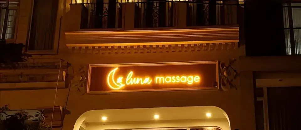 胡志明市 Luna 按摩 入口 夜間 燈光