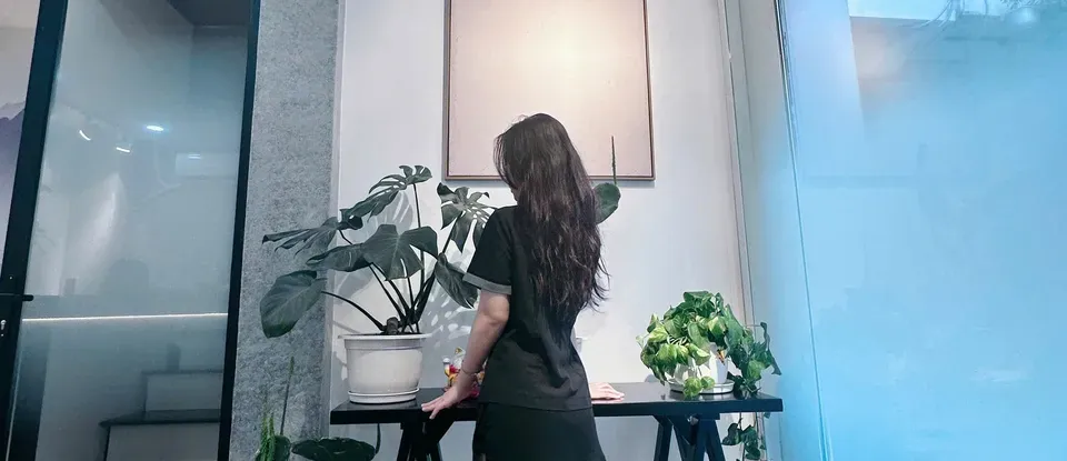 盆栽 旁邊 Mone SPA 工作人員