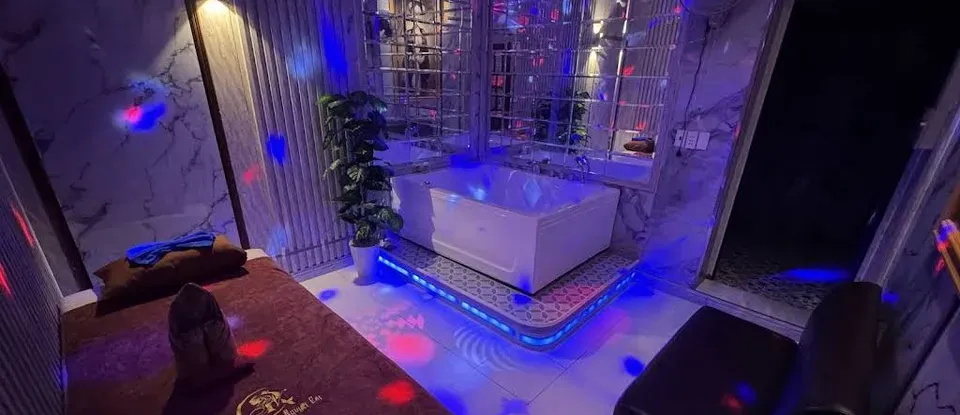 華麗的 設有燈光的 按摩房 浴缸