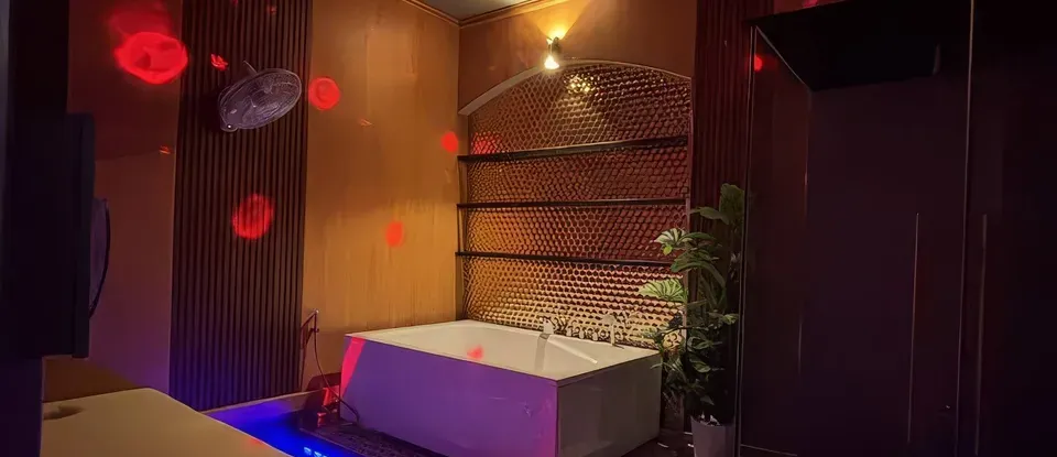 溫暖的 燈光的 按摩房與 浴缸
