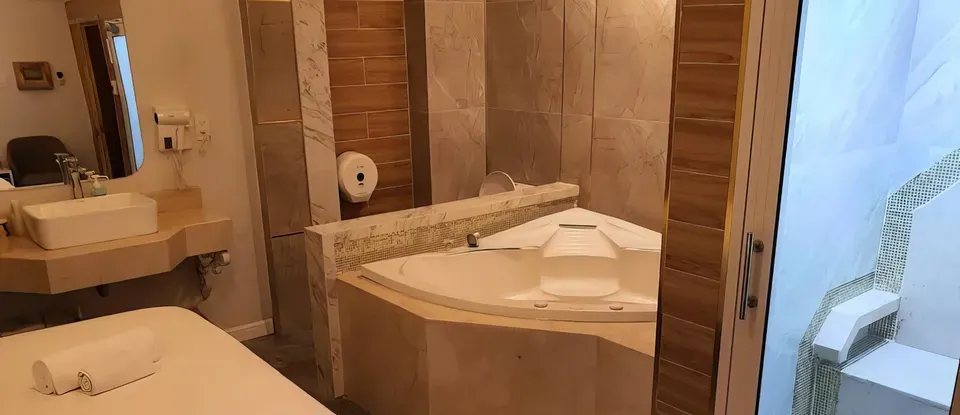 浴缸與 按摩 設有床的 房間