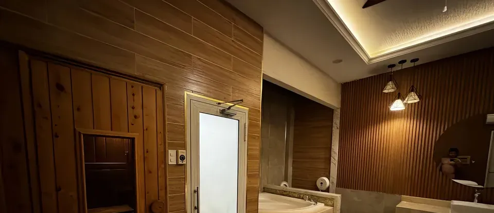 木質 牆以 按摩房與 浴缸