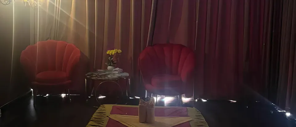 紅色 椅子與 按摩 設有的 房間