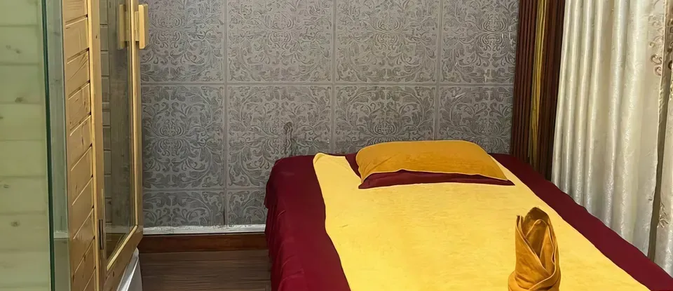 牆與 整潔的 按摩床
