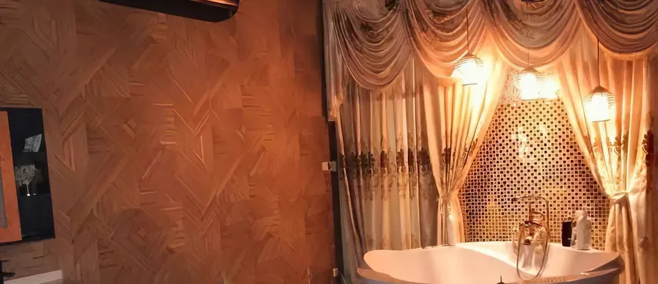 高級感十足的 窗簾與 白色 設有浴缸的 房間