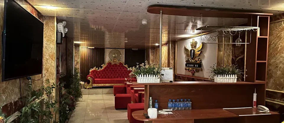 紅色 沙發與 櫃檯 休息 Lounge