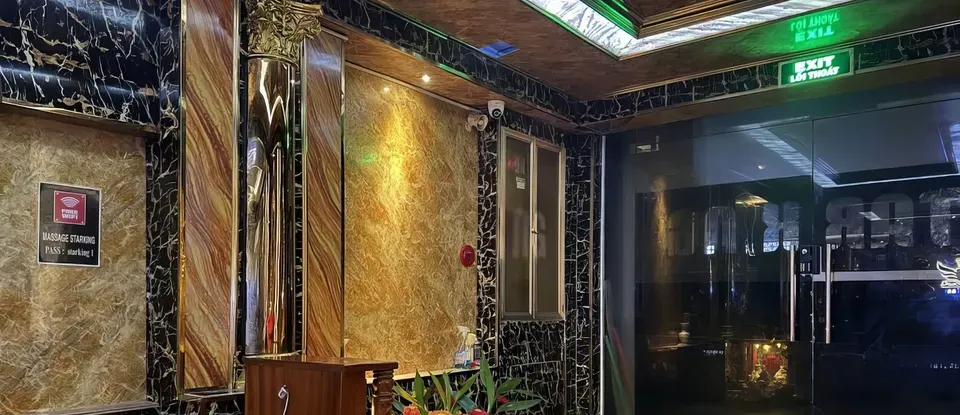 金色 柱子與 華麗的 牆 裝飾