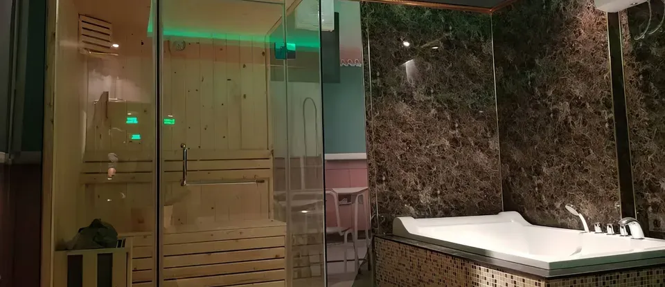 浴缸與 玻璃門 隔著… 桑拿