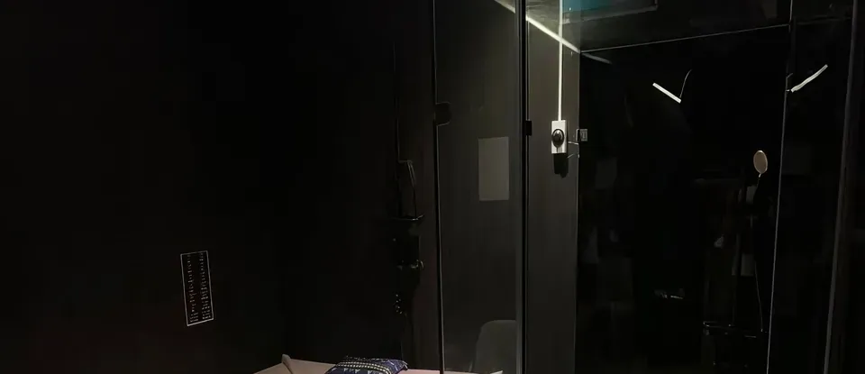 昏暗的 燈光的 按摩房與 淋浴 空間