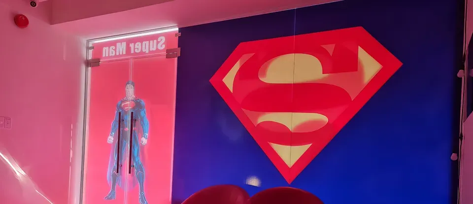 Superman 主題的 按摩 店家 內部