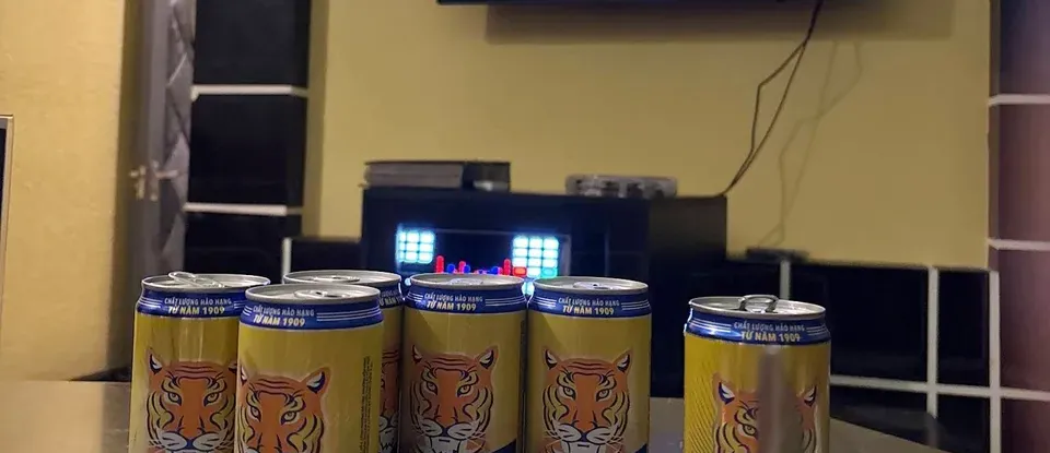 桌子 上方 放置的 啤酒