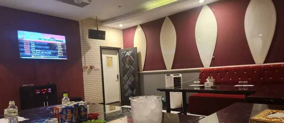 麥克風與 已準備的 桌子