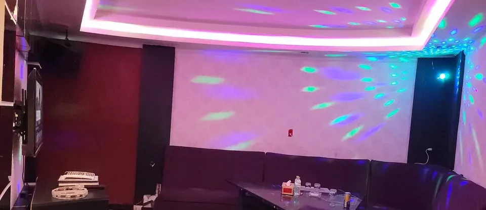 燈光 映照的 KTV 房間