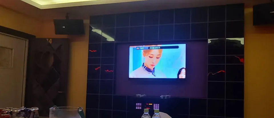 大型 螢幕與 桌子