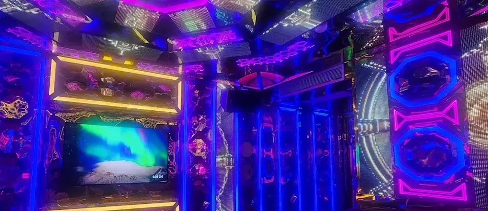Blue 與 Pink LED 燈光的 KTV 房間