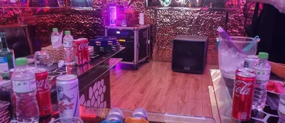 桌子 上方 飲料與 麥克風 已擺設的 房內