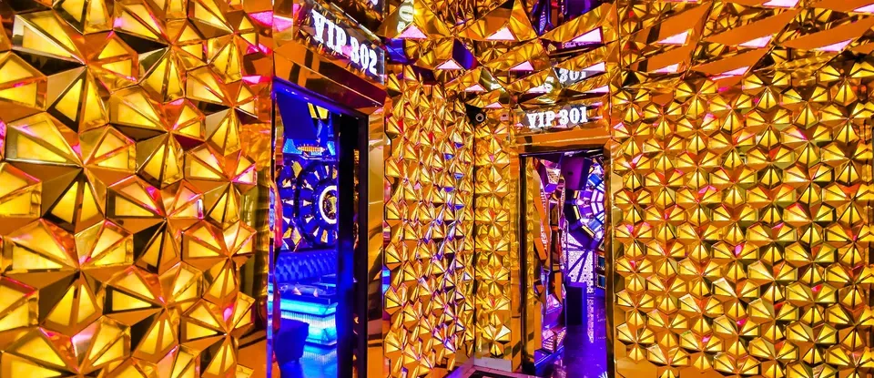 牆面 展現特色的 Luxury 走廊