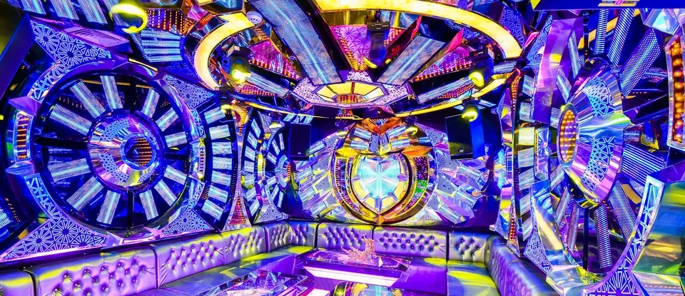 圓形 燈光與 幾何風 設計的 VIP房間