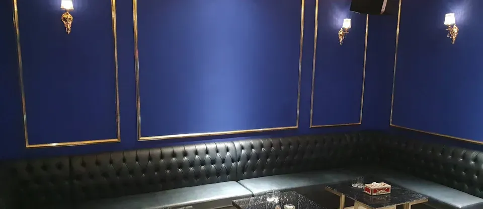 Gold 框架與 Blue 牆面 展現特色的 Luxury 房間