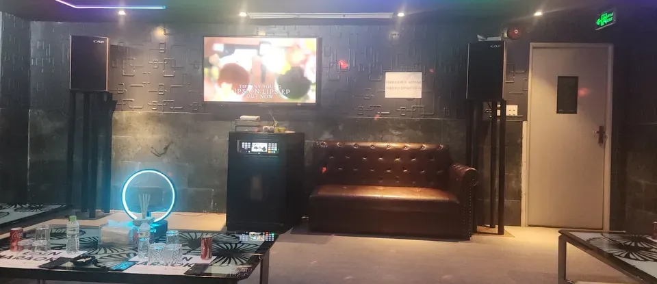 現代感 風格的 KTV 房內