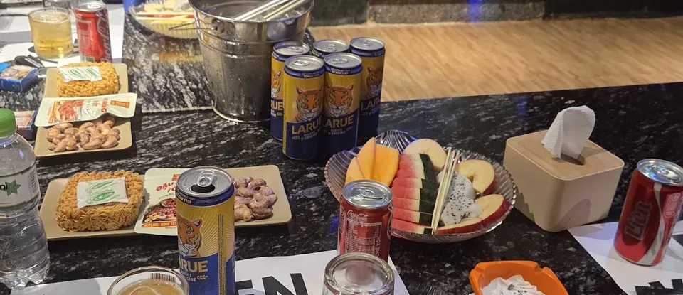 飲料, 乾式下酒菜 已擺設的 桌子 樣貌