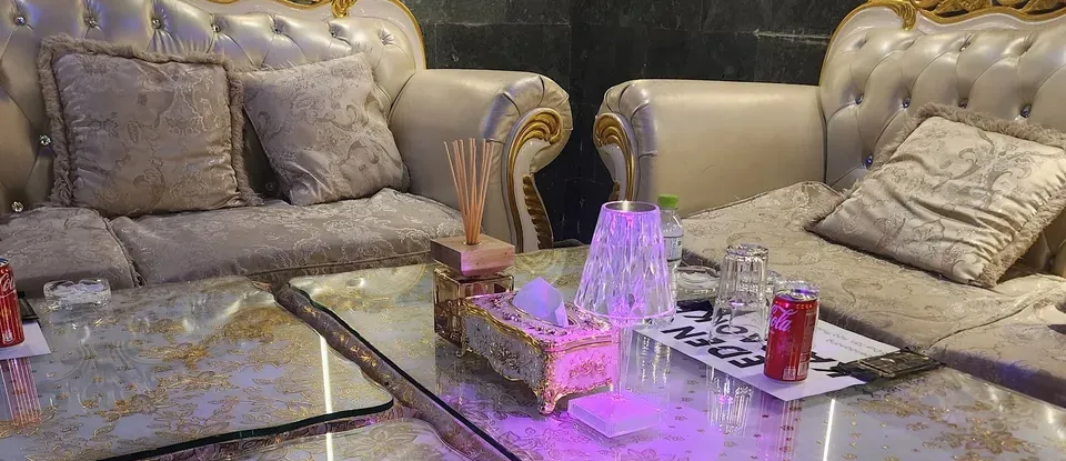 華麗的 桌子與