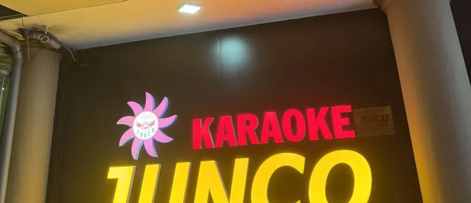Junco KTV的 華麗的 霓虹燈 招牌