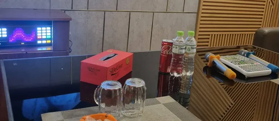 , 飲料, 麥克風 已擺設的 桌子