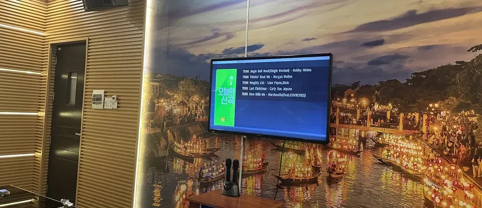 漂浮著的 KTV 螢幕與 內部