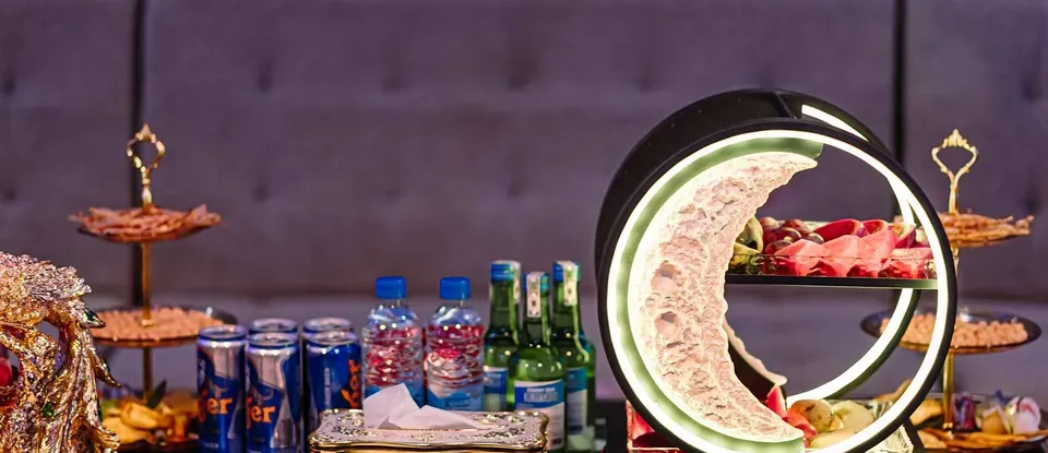 燈光 裝飾與 水果 下酒菜, 酒類