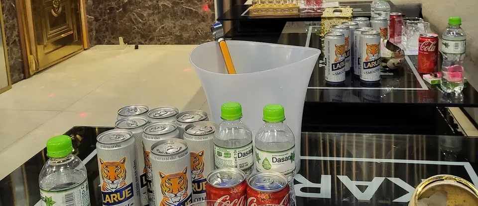 桌子 上方 已準備的 飲料與