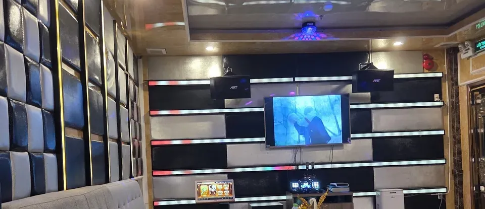 大型 螢幕與 新式 配備 KTV 房間