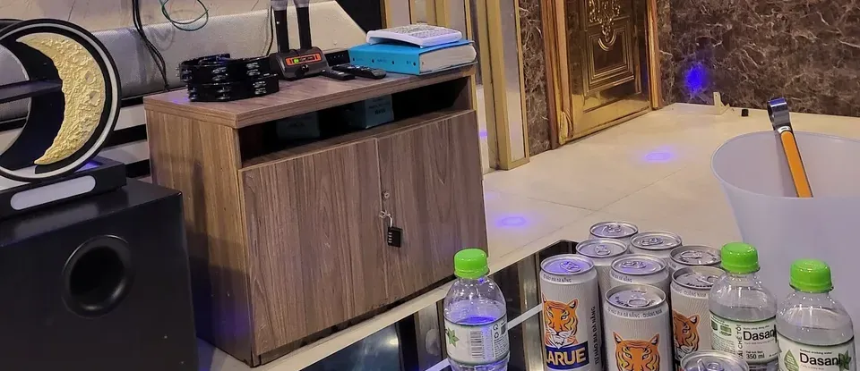桌子 上方 酒類 KTV 與 麥克風