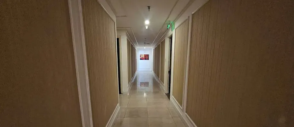 高級感十足的 SPA的 長的 走廊 全景
