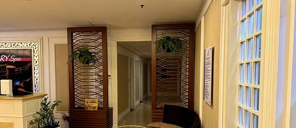 植物與 隔間以 裝飾的 大廳