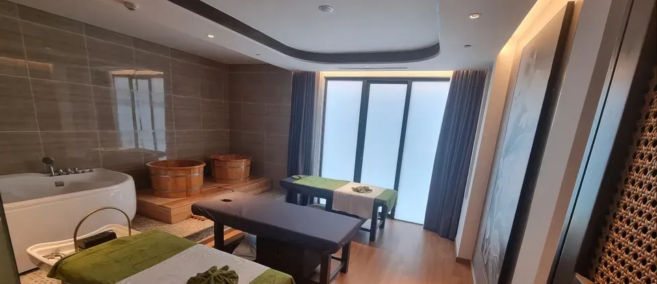 木質 浴缸與 設有按摩床的 Emperor SPA