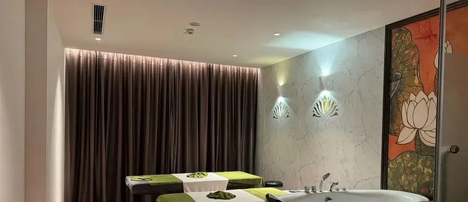 溫馨的 燈光與 窗簾 SPA 房