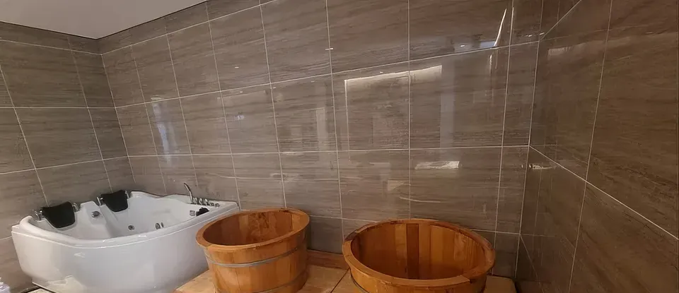 現代化 浴缸與 設有的 浴室