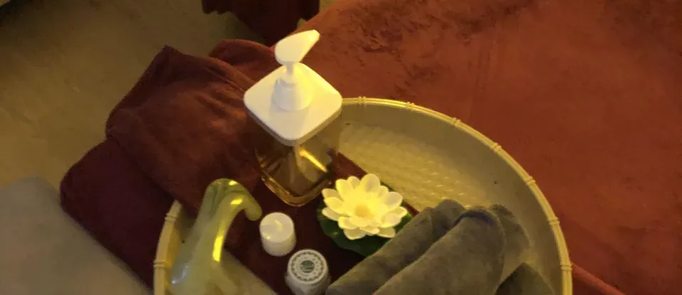 按摩 油與 毛巾 包含的