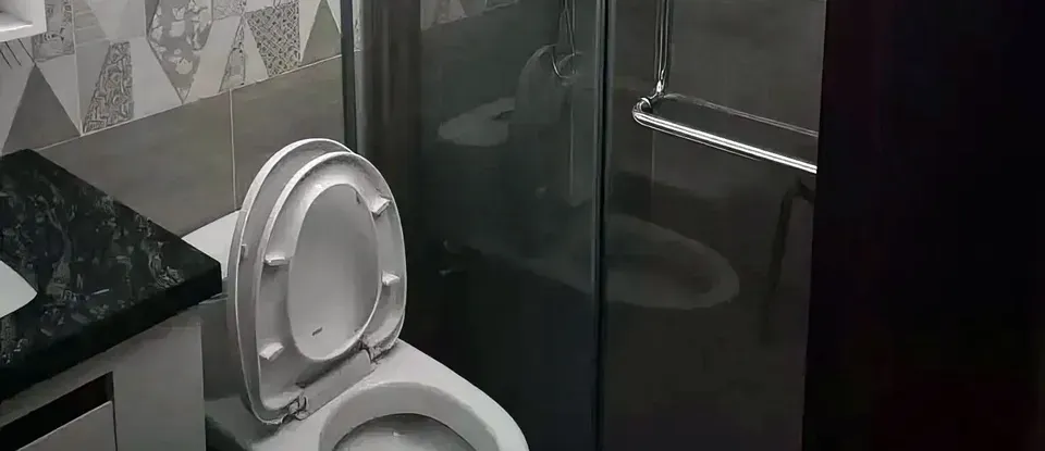 洗手間於 安裝的 白色 馬桶