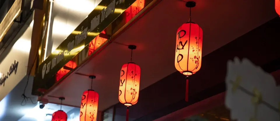 紅色 掛著的 店家 外觀
